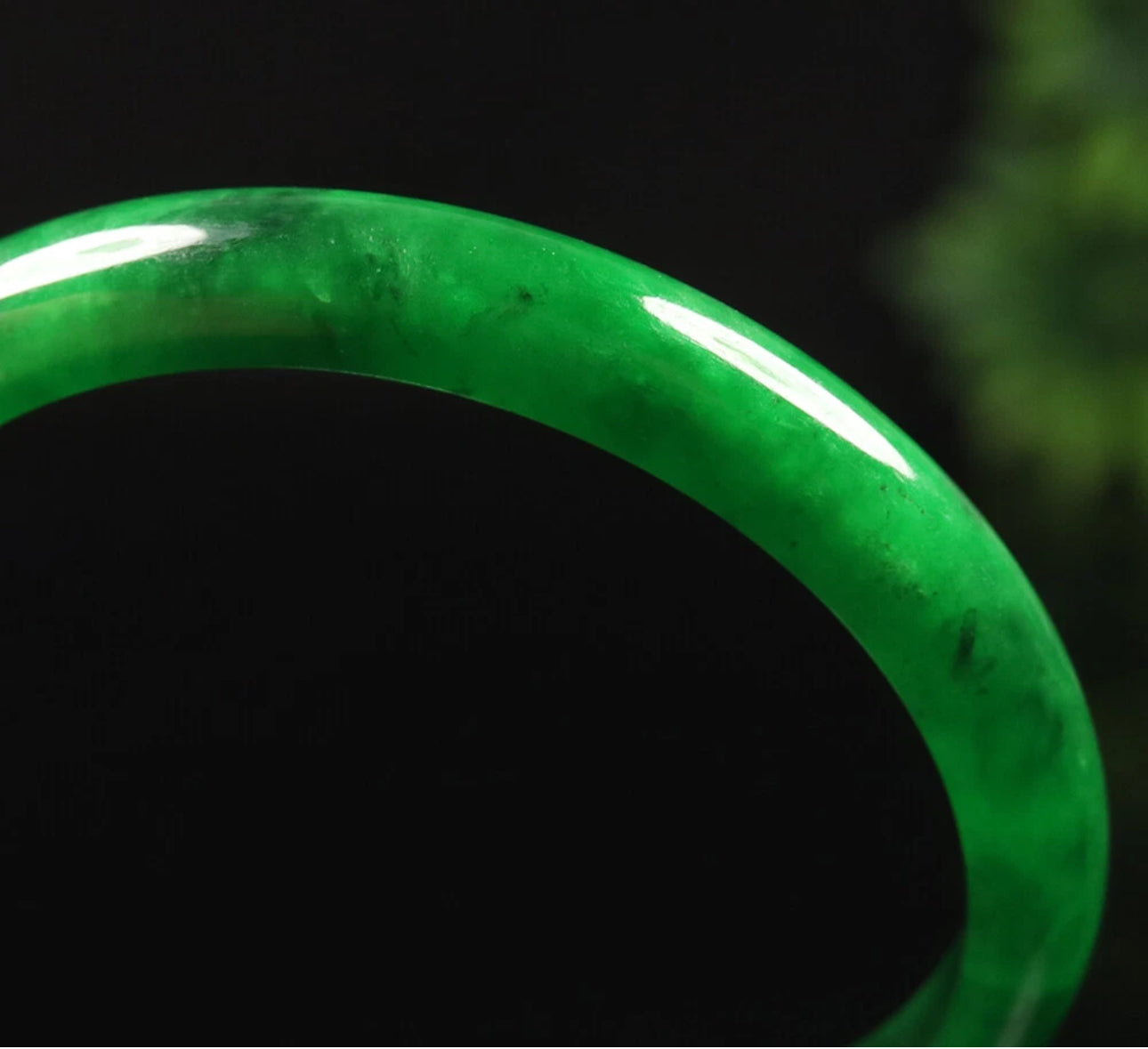 VINTAGE Small Jadeite Green Jade Bangle Size 56mm Emerald Green w/ Black Jade U737