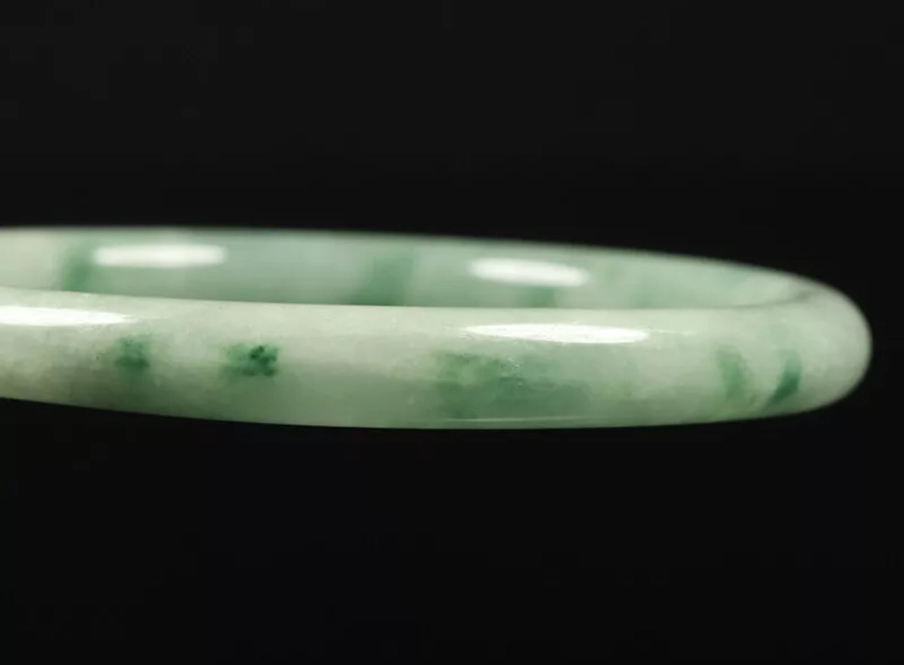 VINTAGE Medium Jadeite Green/White Jade Bangle Size 59mm Round Princess Cut Size 59mm G123 - JazzyJewelbyAmina