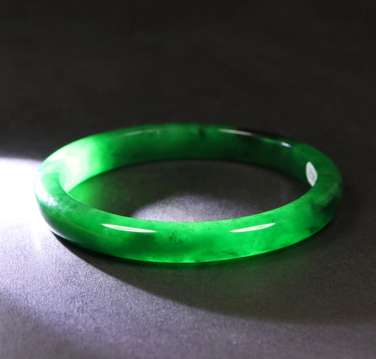 VINTAGE Small Jadeite Green Jade Bangle Size 56mm Emerald Green w/ Black Jade U737