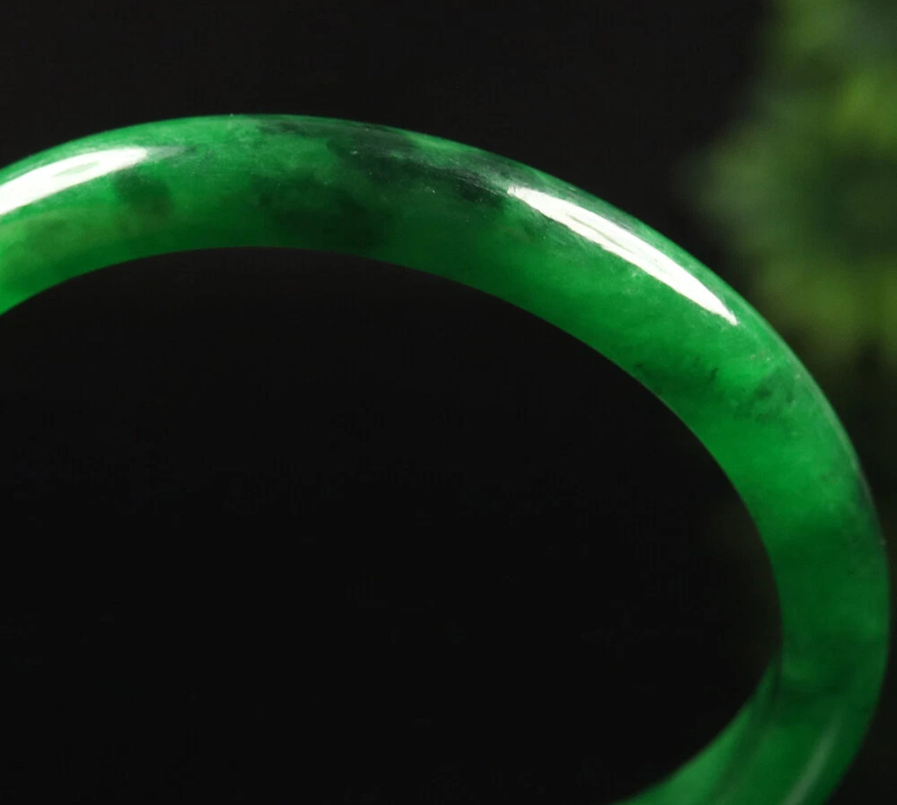 VINTAGE Small Jadeite Green Jade Bangle Size 56mm Emerald Green w/ Black Jade U737