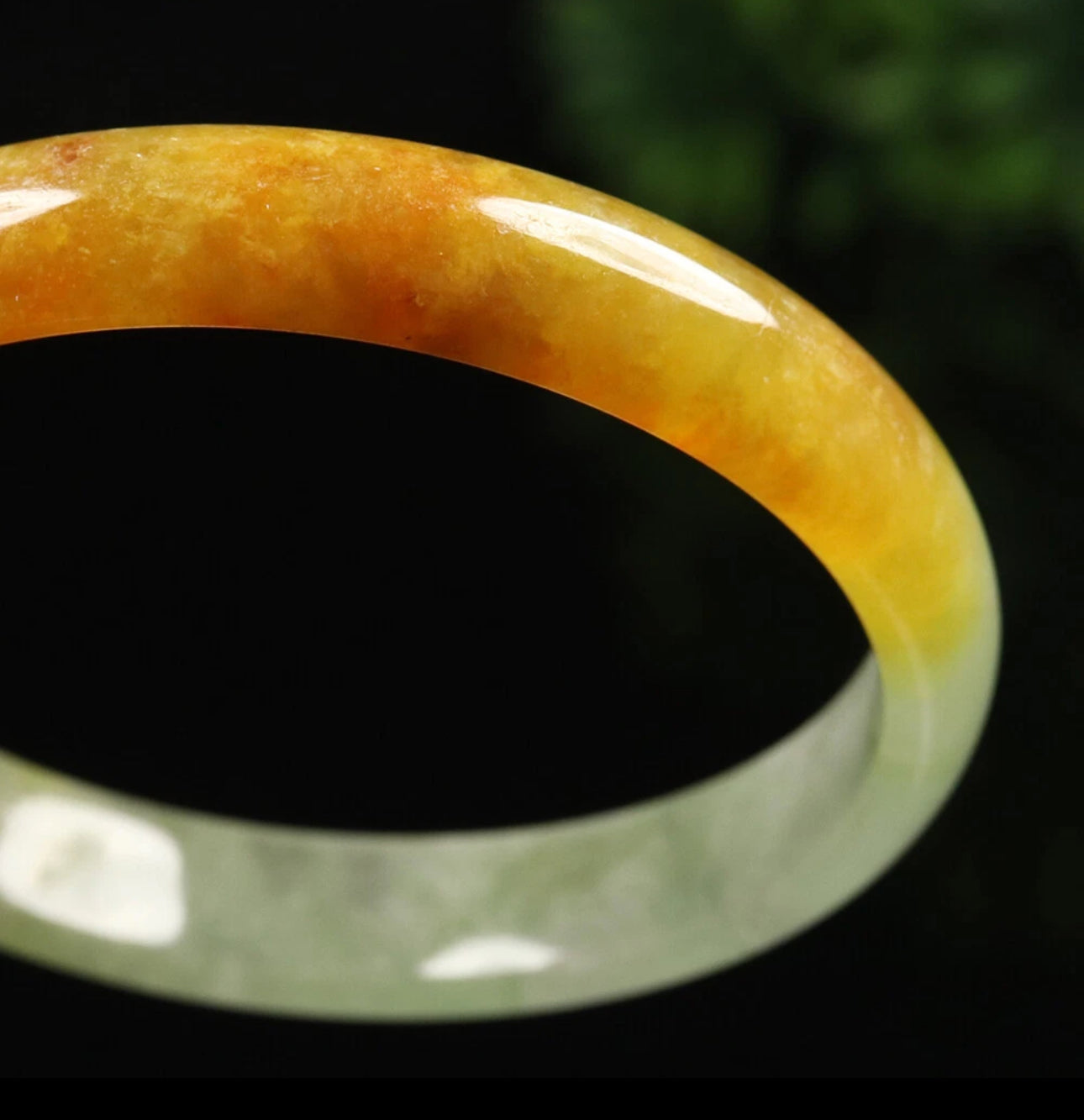 VINTAGE Small Jadeite Brown/Green Jade Bangle Size 56 mm U195
