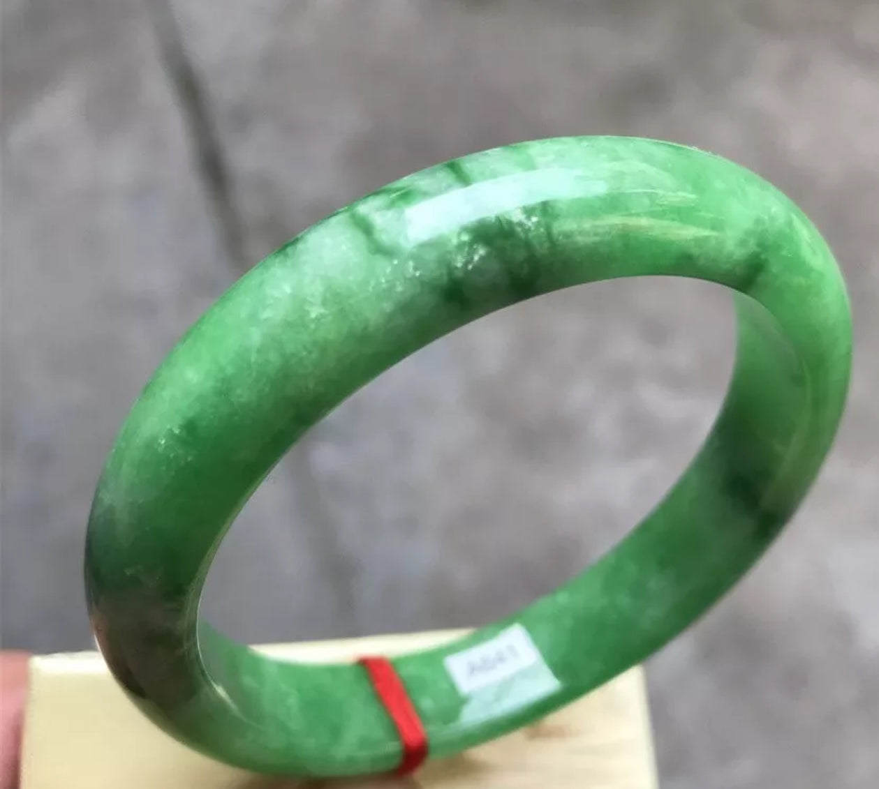 VINTAGE Medium Jadeite Green Jade Bangle Size 59mm Emerald Green D641 - JazzyJewelbyAmina