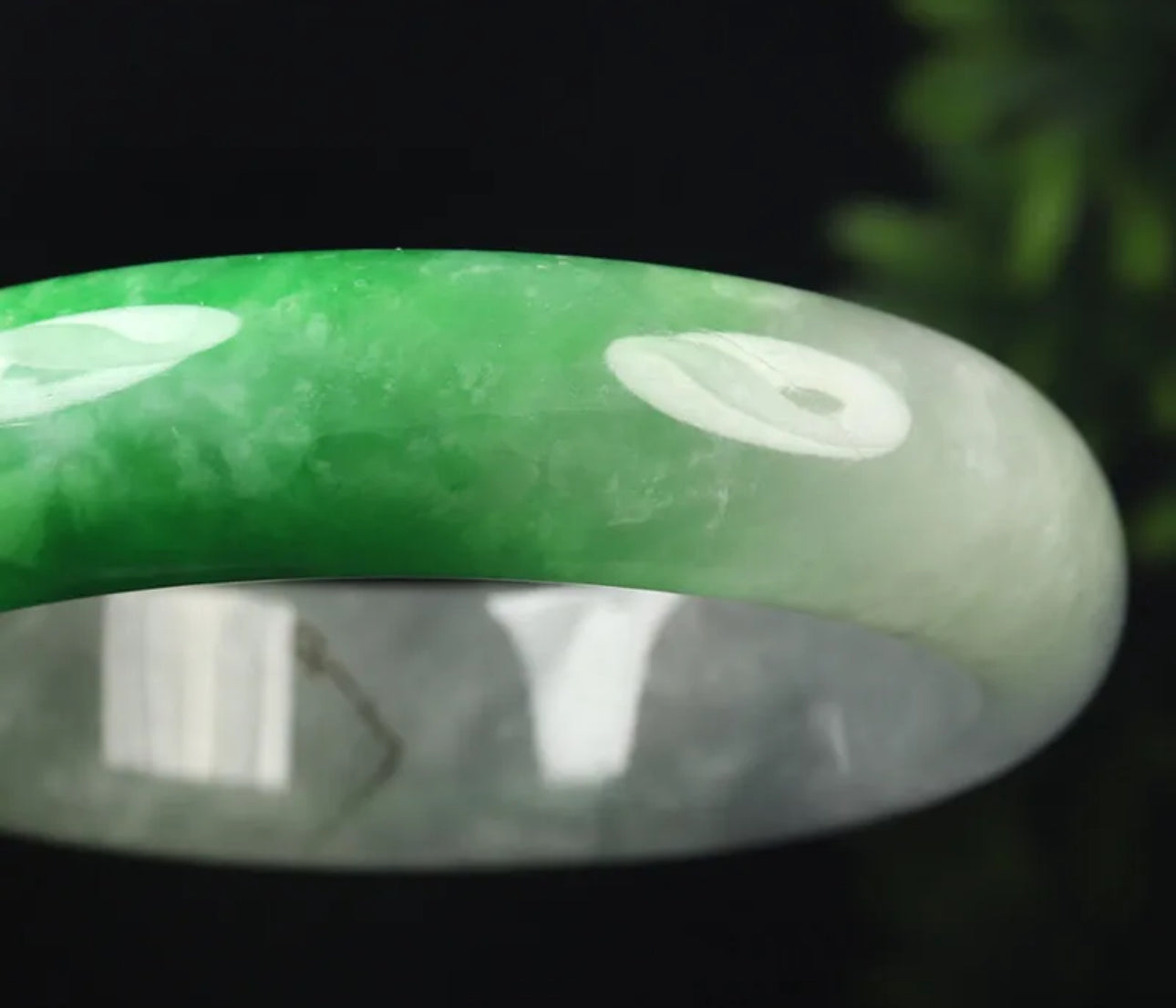 VINTAGE Medium Jadeite Green/Faint Lavender Jade Bangle Size 59mm N523 - JazzyJewelbyAmina
