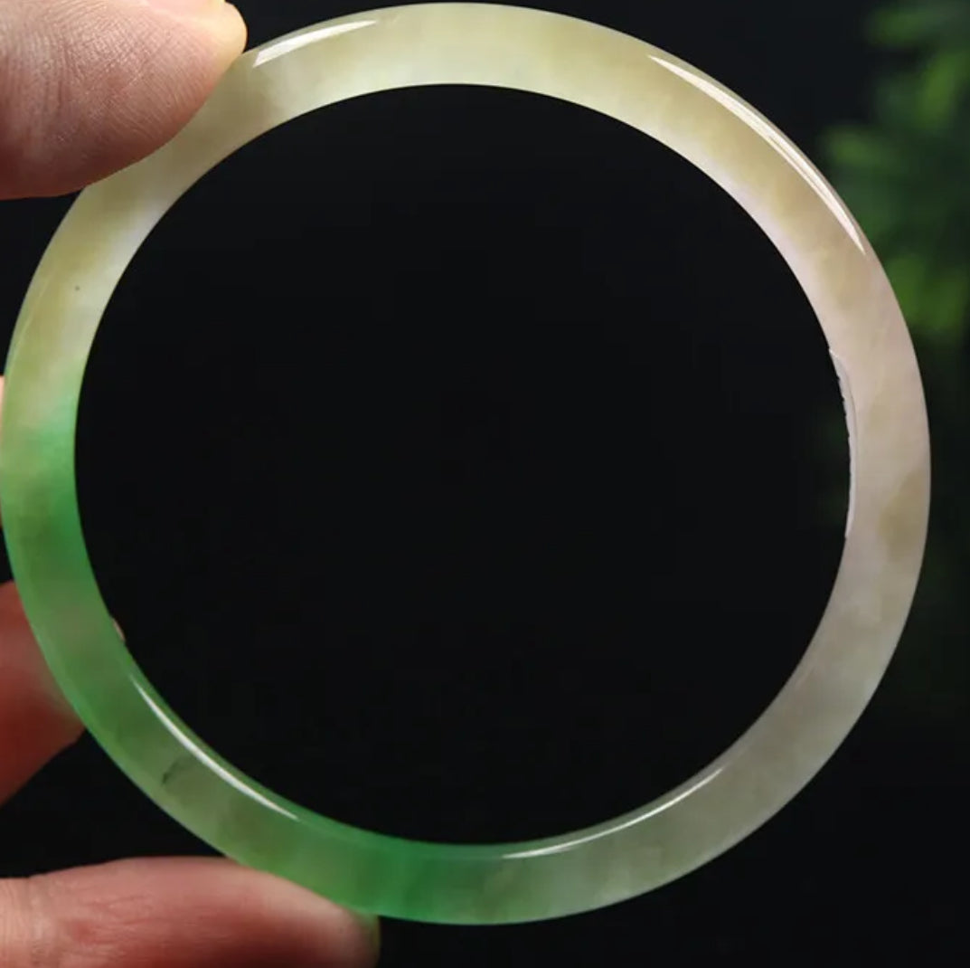 VINTAGE Large Jadeite Green/Lavender Jade Bangle Size 61mm Round Princess Thin Cut M953 - JazzyJewelbyAmina
