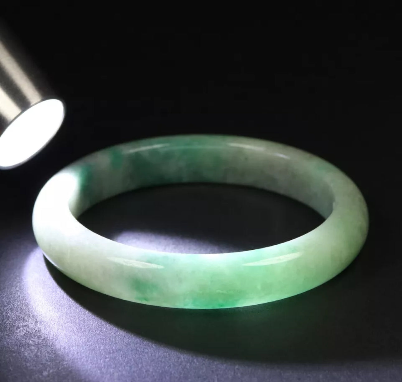 VINTAGE Small Jadeite Green/White Jade Bangle Size 56mm O581 - JazzyJewelbyAmina