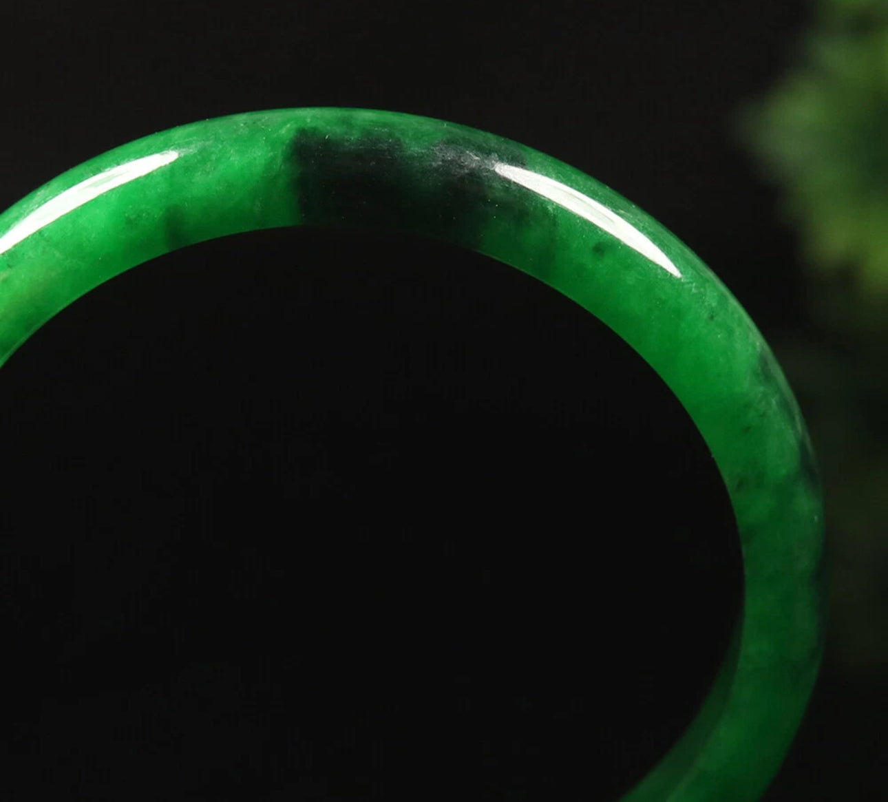 VINTAGE Small Jadeite Green Jade Bangle Size 56mm Emerald Green w/ Black Jade U737