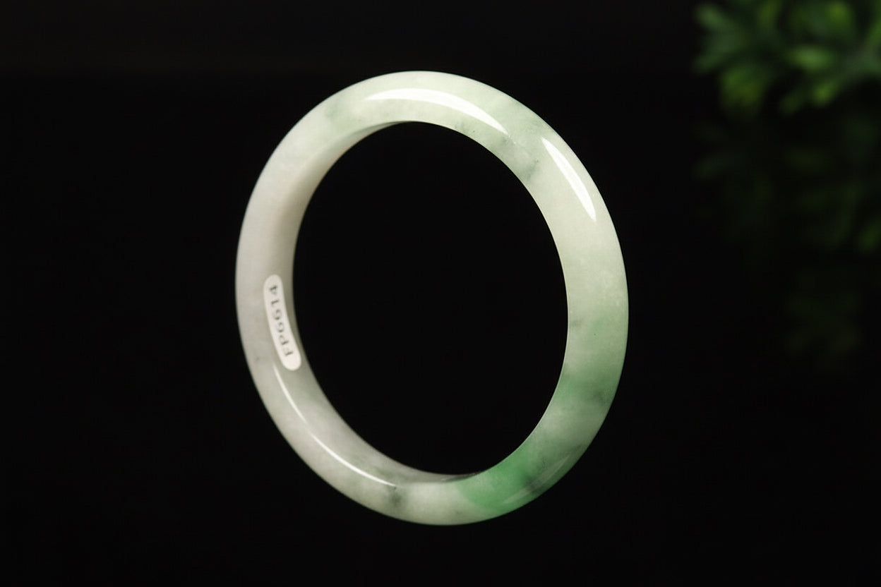 VINTAGE Small Jadeite Green/White Jade Bangle Size 55mm D281 - JazzyJewelbyAmina 