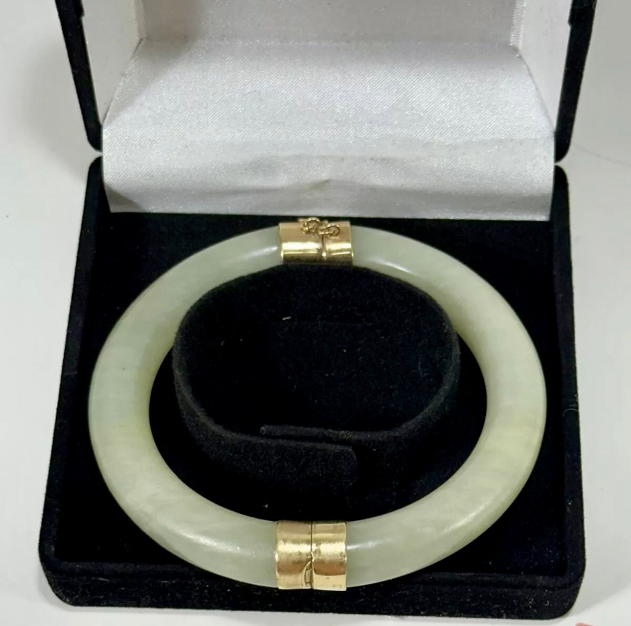 VINTAGE 14k Gold Hinged Jade Bangle w/ Safety Chain - JazzyJewelbyAmina 