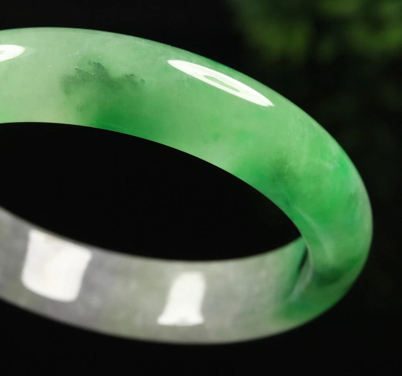 VINTAGE Medium Jadeite Green Lavender Icy Jade Bangle Size 59mm U653