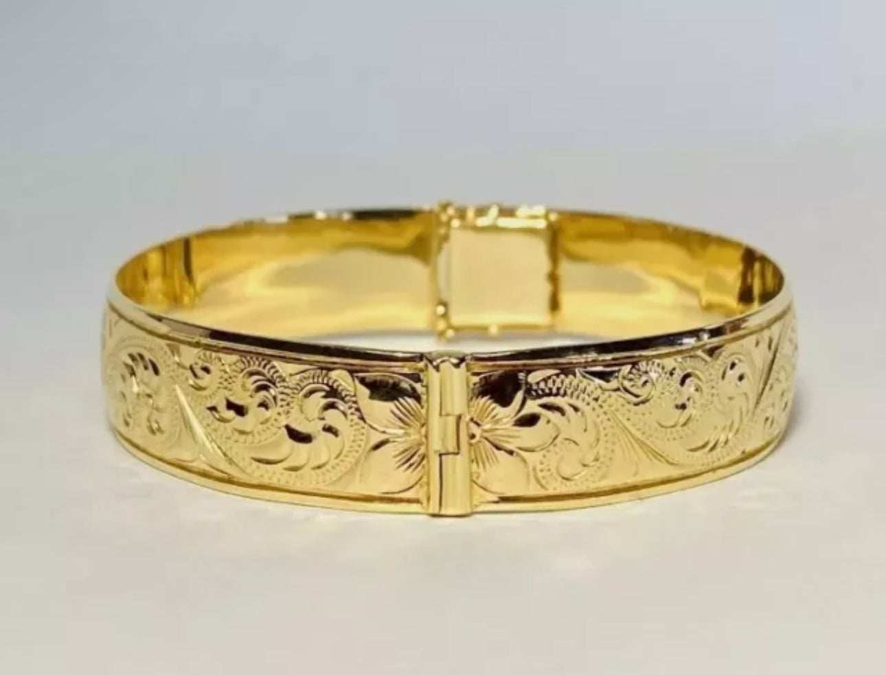 VINTAGE Na Hoku 12mm Hawaiian Heirloom Royal Scroll-Around Hinged Bangle Bracelet