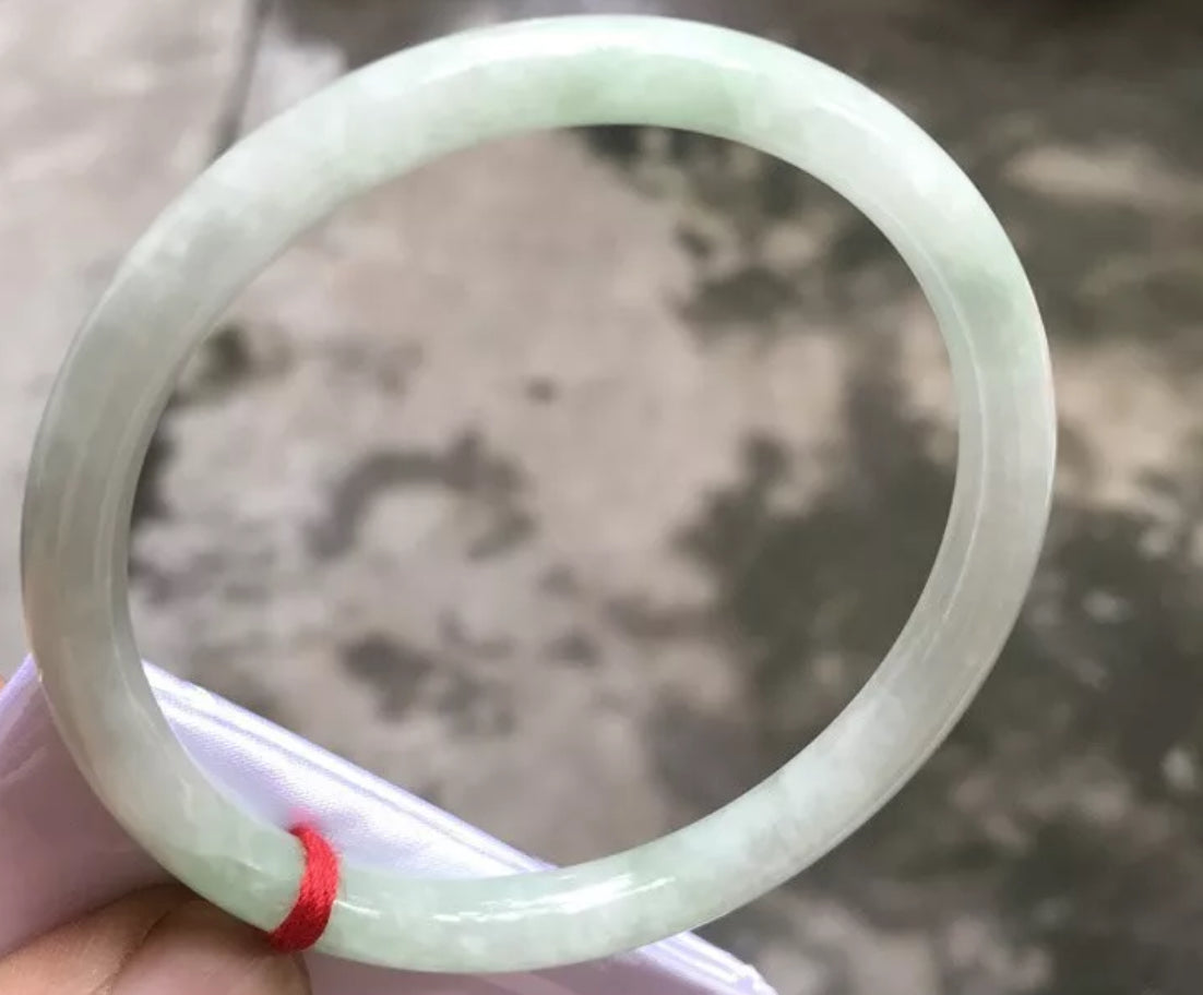 VINTAGE Large Jadeite Green Icy Jade Bangle Size 60.3 mm Round Princess Thin Cut D509 - JazzyJewelbyAmina 