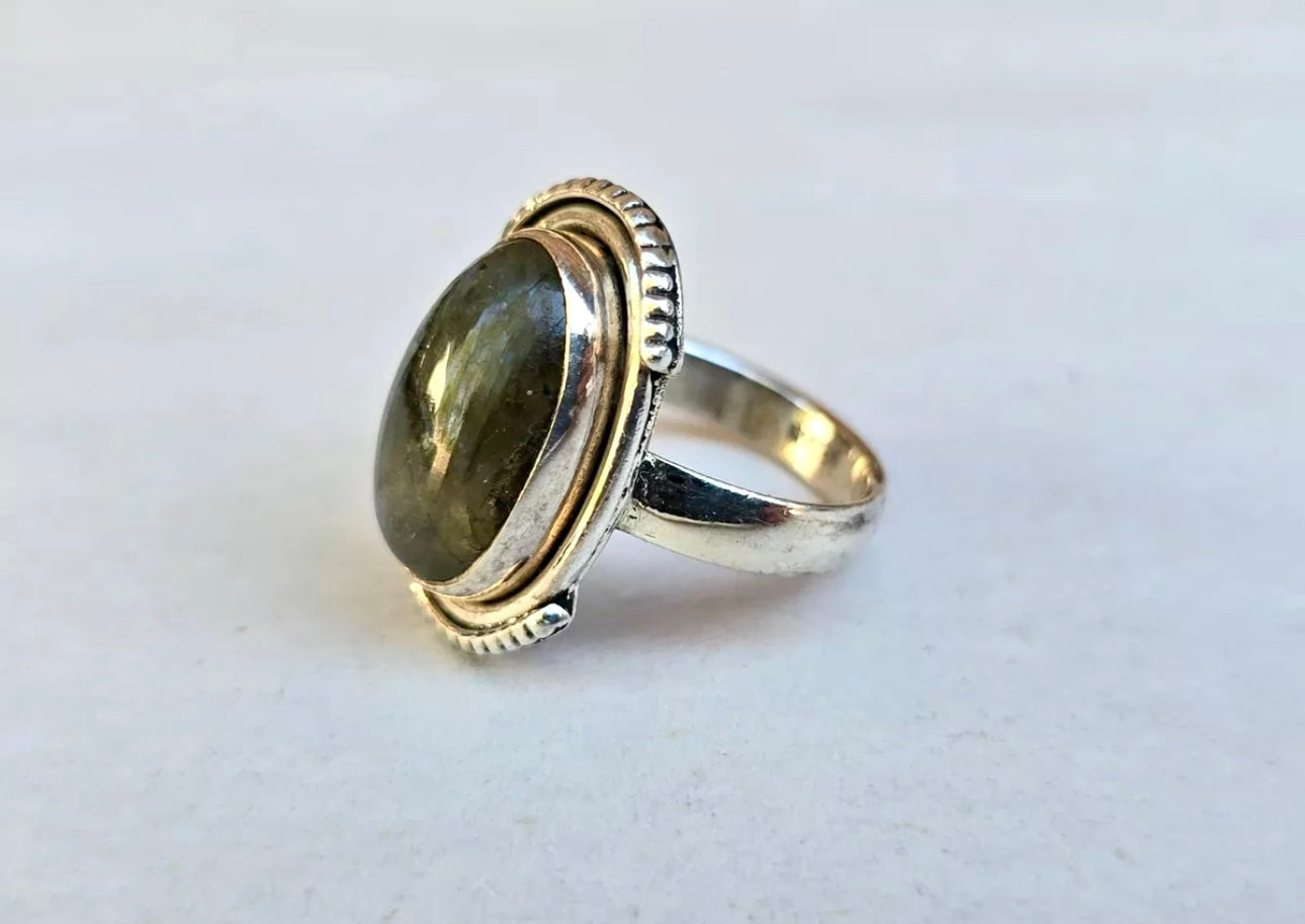 VINTAGE Labradorite Cabochon Ring Sterling Silver Size 7 US - Fine BOHO Stone Piece - JazzyJewelbyAmina 