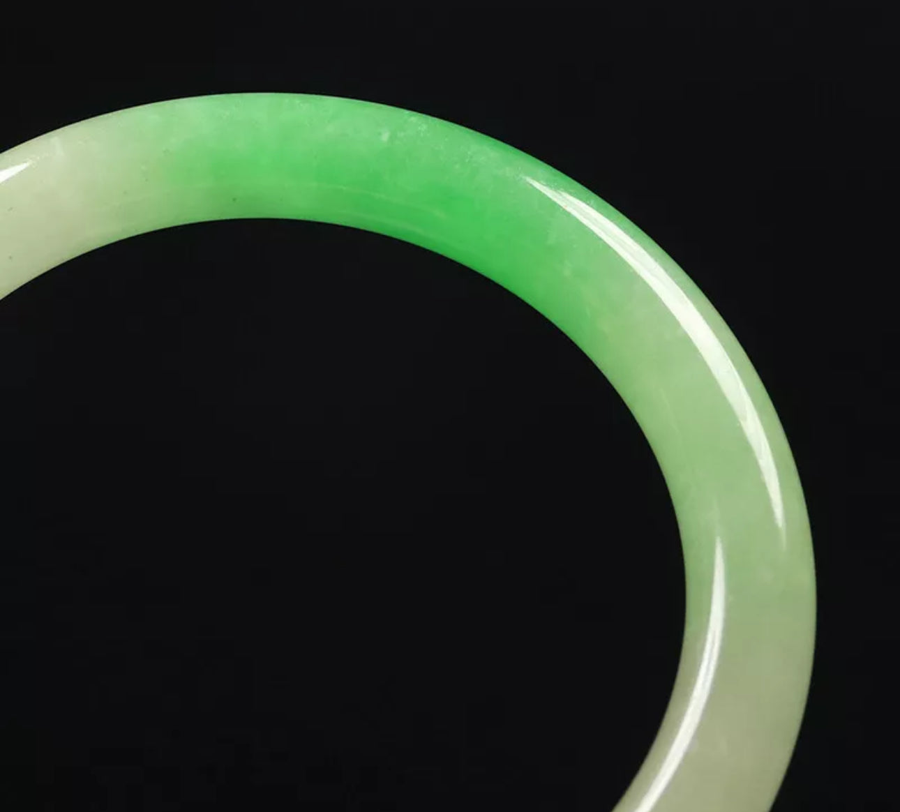 VINTAGE Large Jadeite Green Jade Bangle Size 63mm Round Princess Cut Ombré Green G868 - JazzyJewelbyAmina 