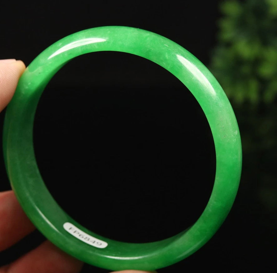 VINTAGE Large Jadeite Emerald Green Jade Bangle Size 61MM Y751