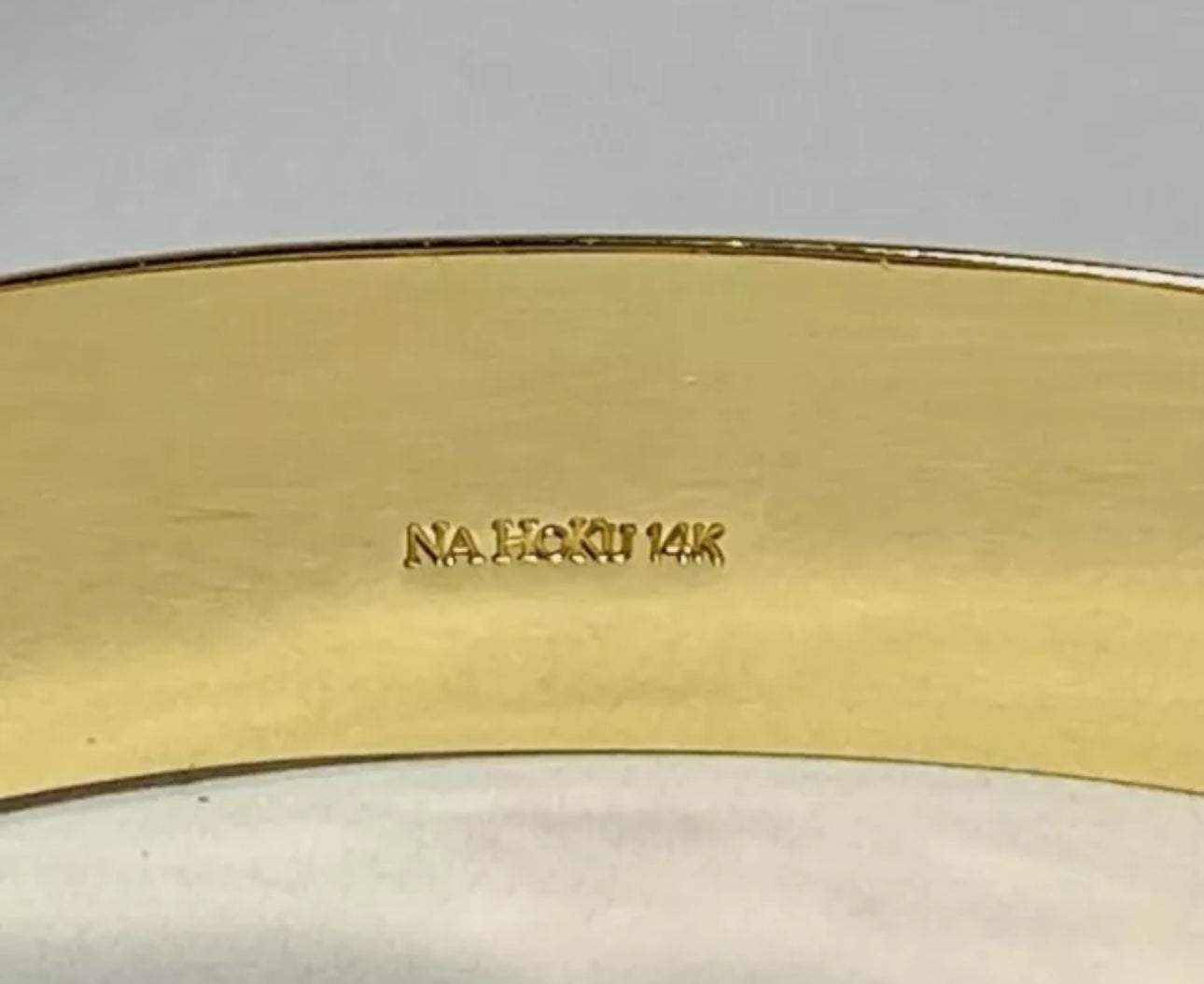 VINTAGE Na Hoku 12mm Hawaiian Heirloom Royal Scroll-Around Hinged Bangle Bracelet