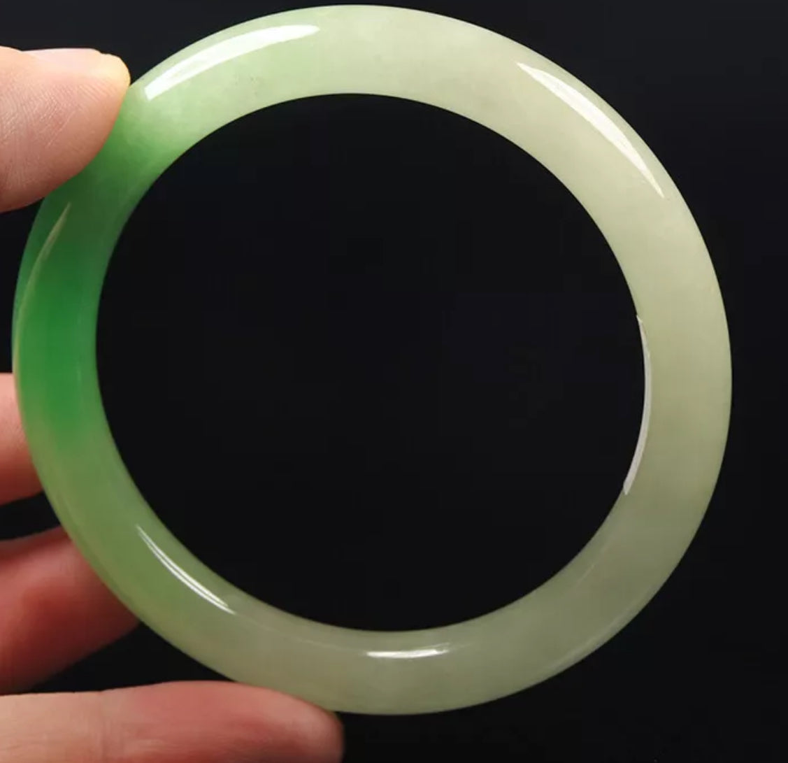 VINTAGE Large Jadeite Green Jade Bangle Size 63mm Round Princess Cut Ombré Green G868 - JazzyJewelbyAmina 