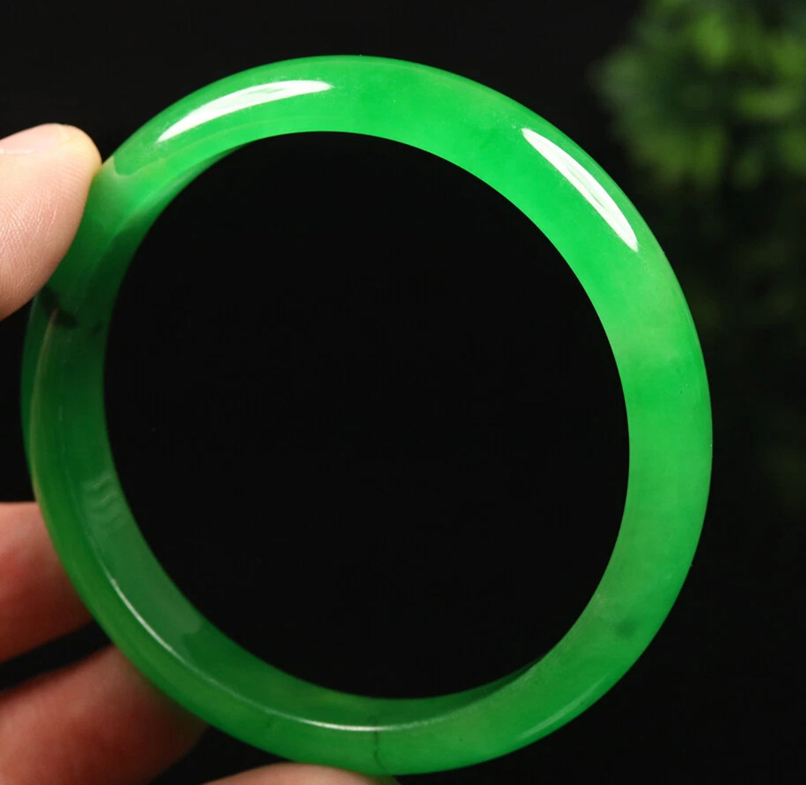 VINTAGE Large Jadeite Green Jade Bangle Size 62.5 mm Emerald Green w/ Hint of Black! A663 - JazzyJewelbyAmina 