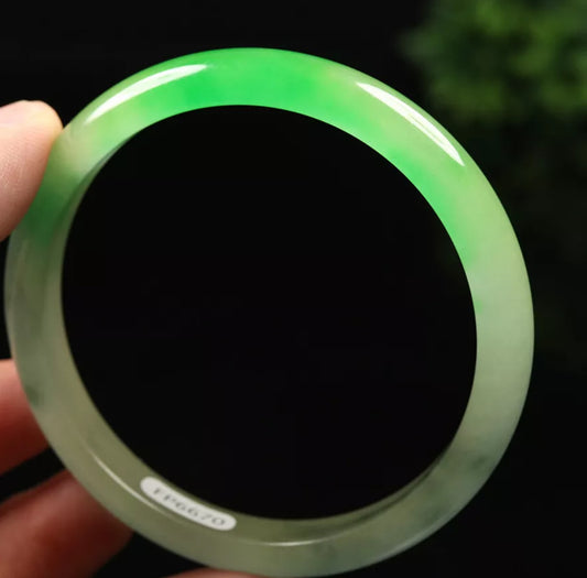 VINTAGE Large Jadeite Green Jade Bangle Size 63mm Round Princess Thin Cut J393 - JazzyJewelbyAmina 