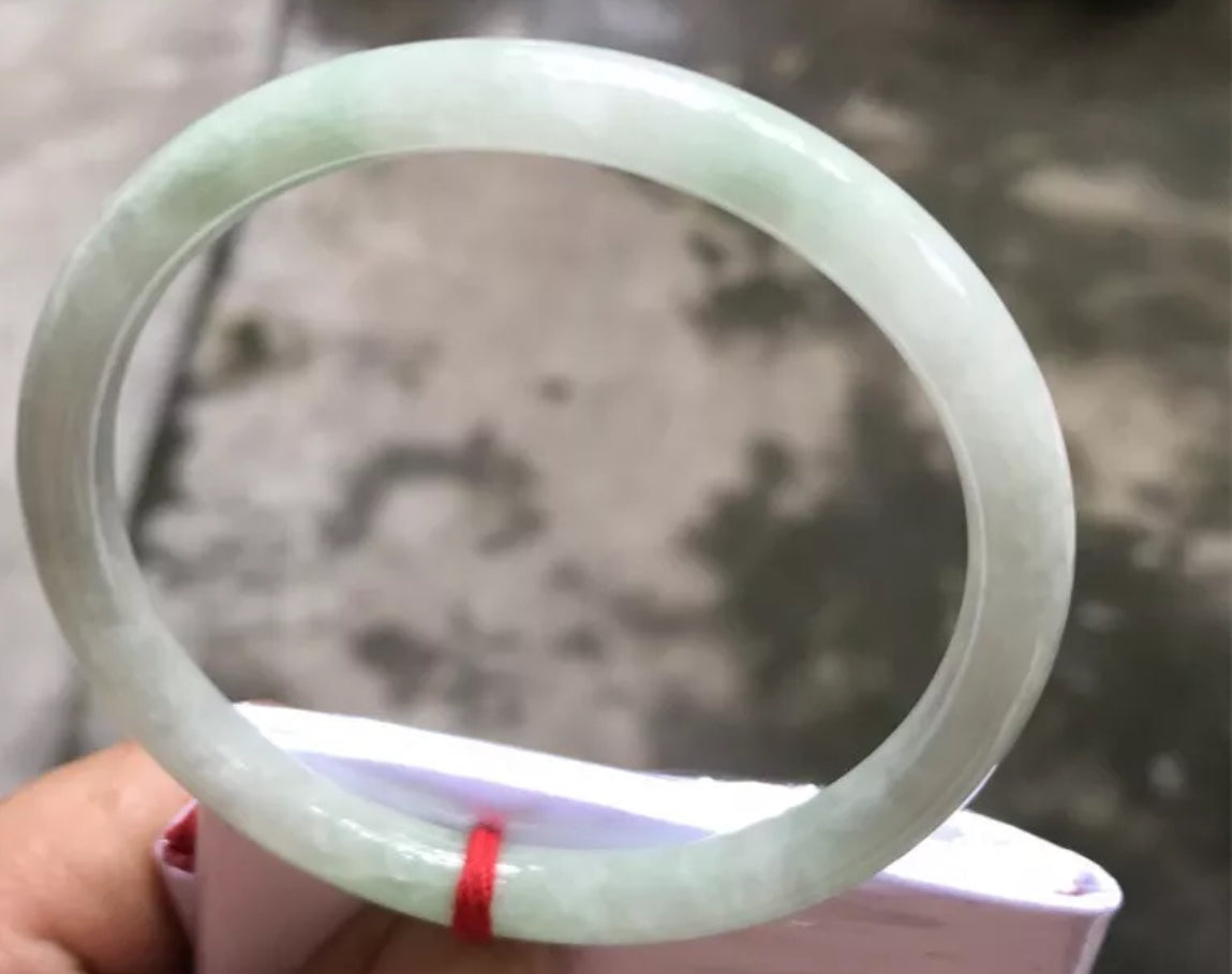 VINTAGE Large Jadeite Green Icy Jade Bangle Size 60.3 mm Round Princess Thin Cut D509 - JazzyJewelbyAmina 