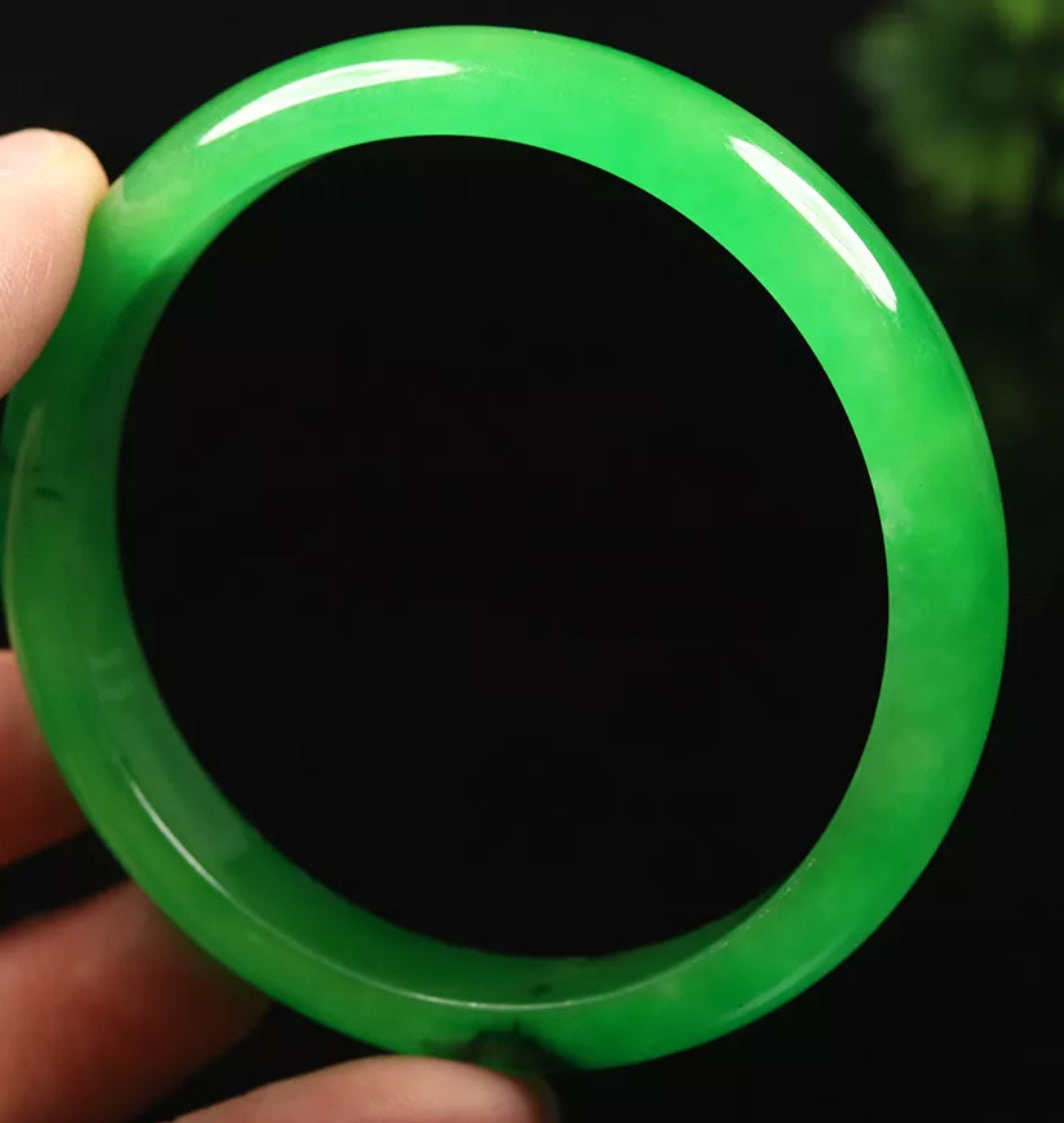 VINTAGE Large Jadeite Green Jade Bangle Size 62.5 mm Emerald Green w/ Hint of Black! A663 - JazzyJewelbyAmina 