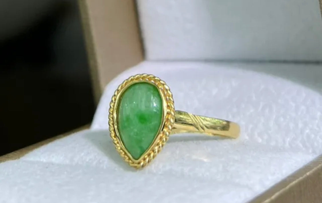 VINTAGE Jade Pear Shaped 14K Solid Gold Ring Size 7.5 US - JazzyJewelbyAmina 