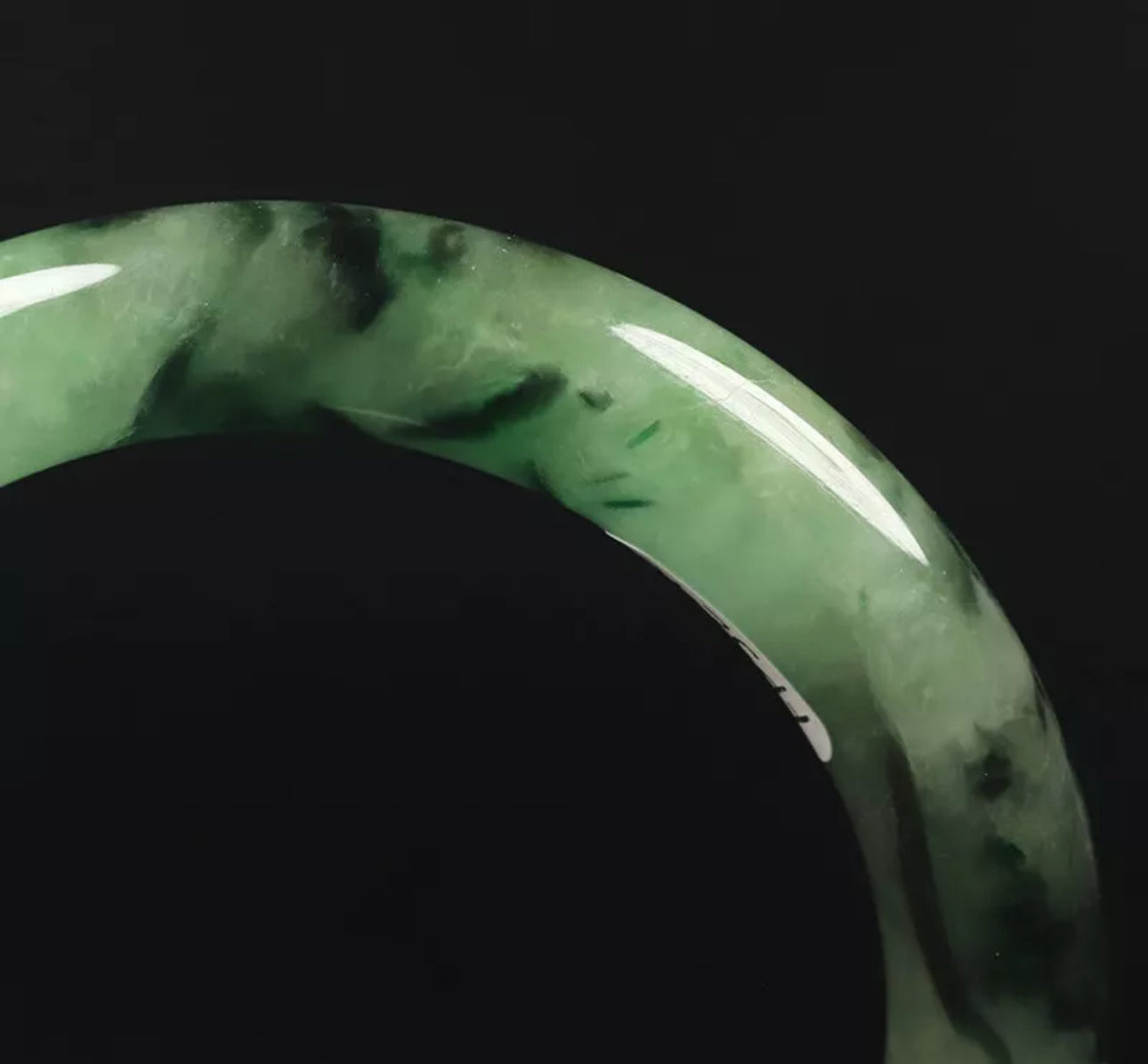 VINTAGE Medium Jadeite Green / Black Jade Bangle Size 57mm Round Princess Cut O533 - JazzyJewelbyAmina 