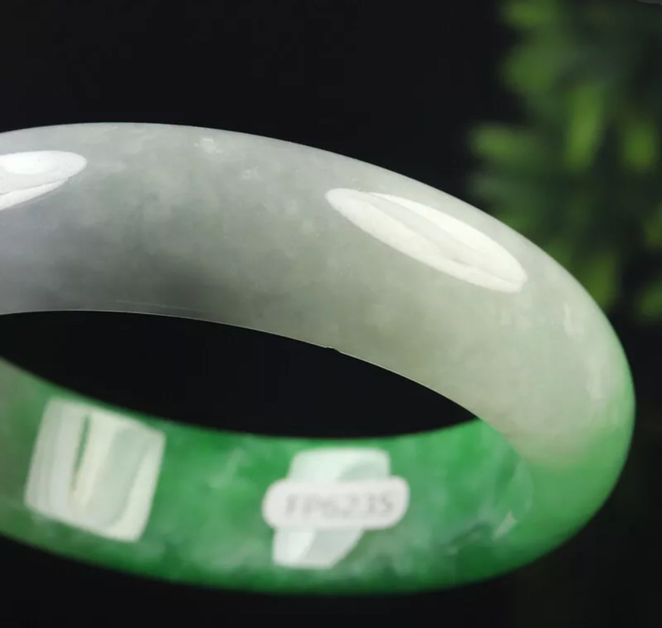 VINTAGE Medium Jadeite Green/Faint Lavender Jade Bangle Size 59mm N523 - JazzyJewelbyAmina 