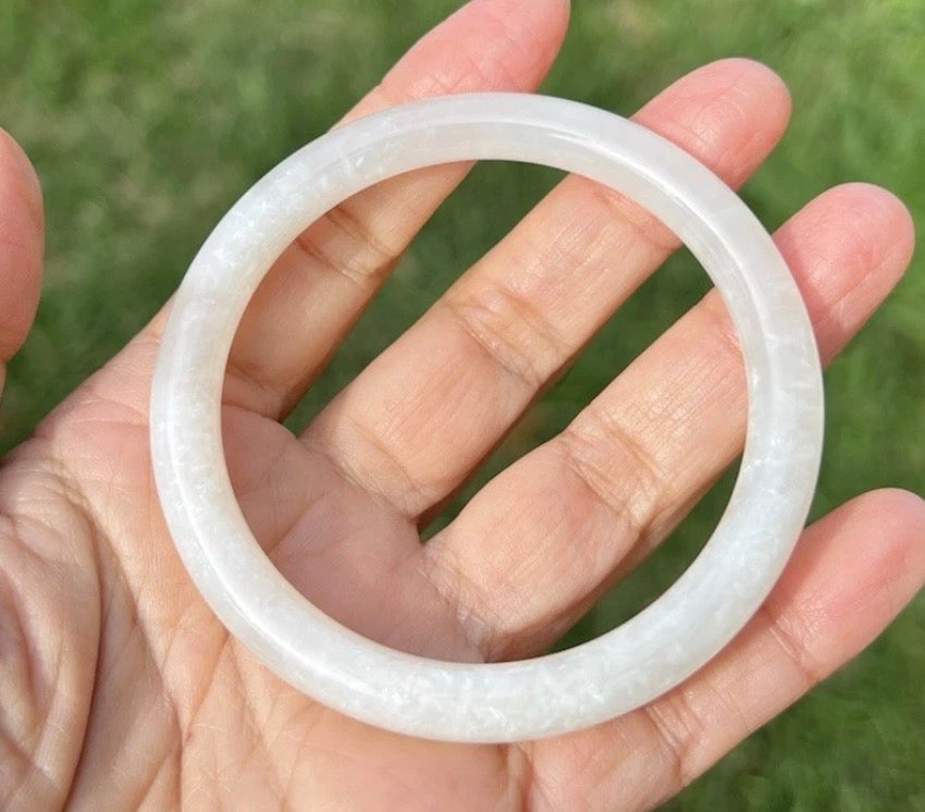 VINTAGE Small Nephrite Jade Bangle Size 56.2 MM Y281 - JazzyJewelbyAmina 