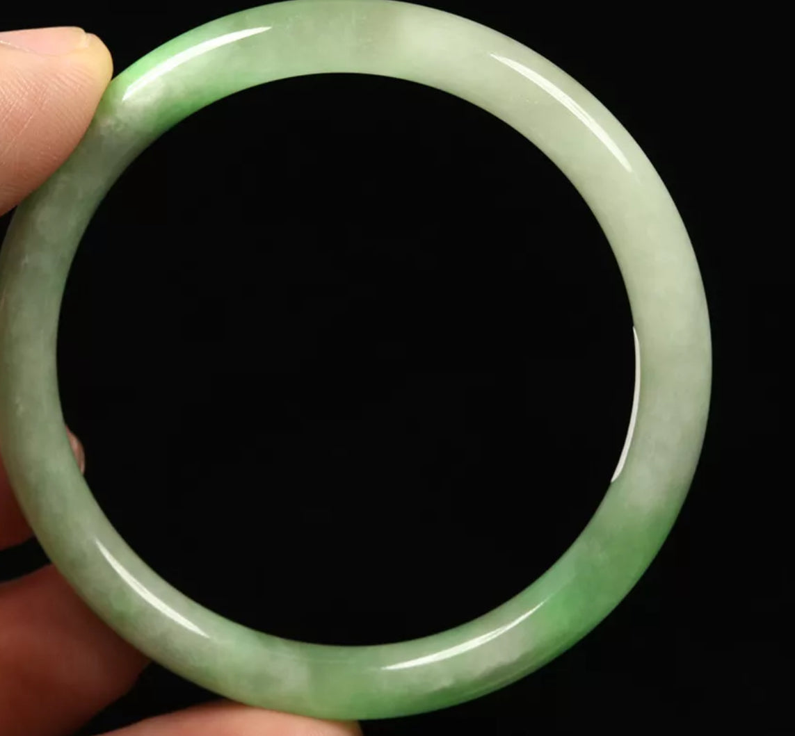 VINTAGE Small Jadeite Green/White Jade Bangle Size 55mm Round Princess Cut J009 - JazzyJewelbyAmina 