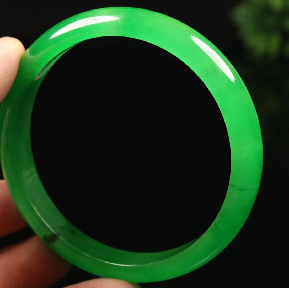 VINTAGE Large Jadeite Green Jade Bangle Size 62.5 mm Emerald Green w/ Hint of Black! A663 - JazzyJewelbyAmina 
