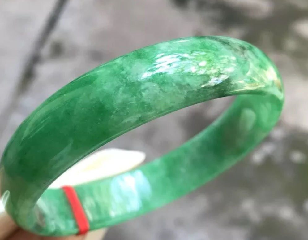 VINTAGE Large Jadeite Green Jade Bangle Size 62mm Emerald Green A464 - JazzyJewelbyAmina 