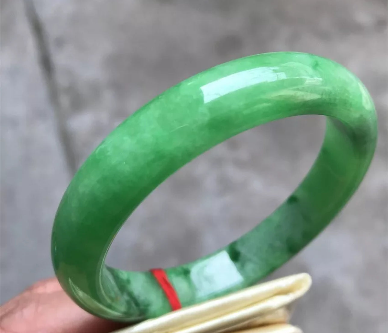 VINTAGE Medium Jadeite Green Jade Bangle Size 59mm Emerald Green D641 - JazzyJewelbyAmina 