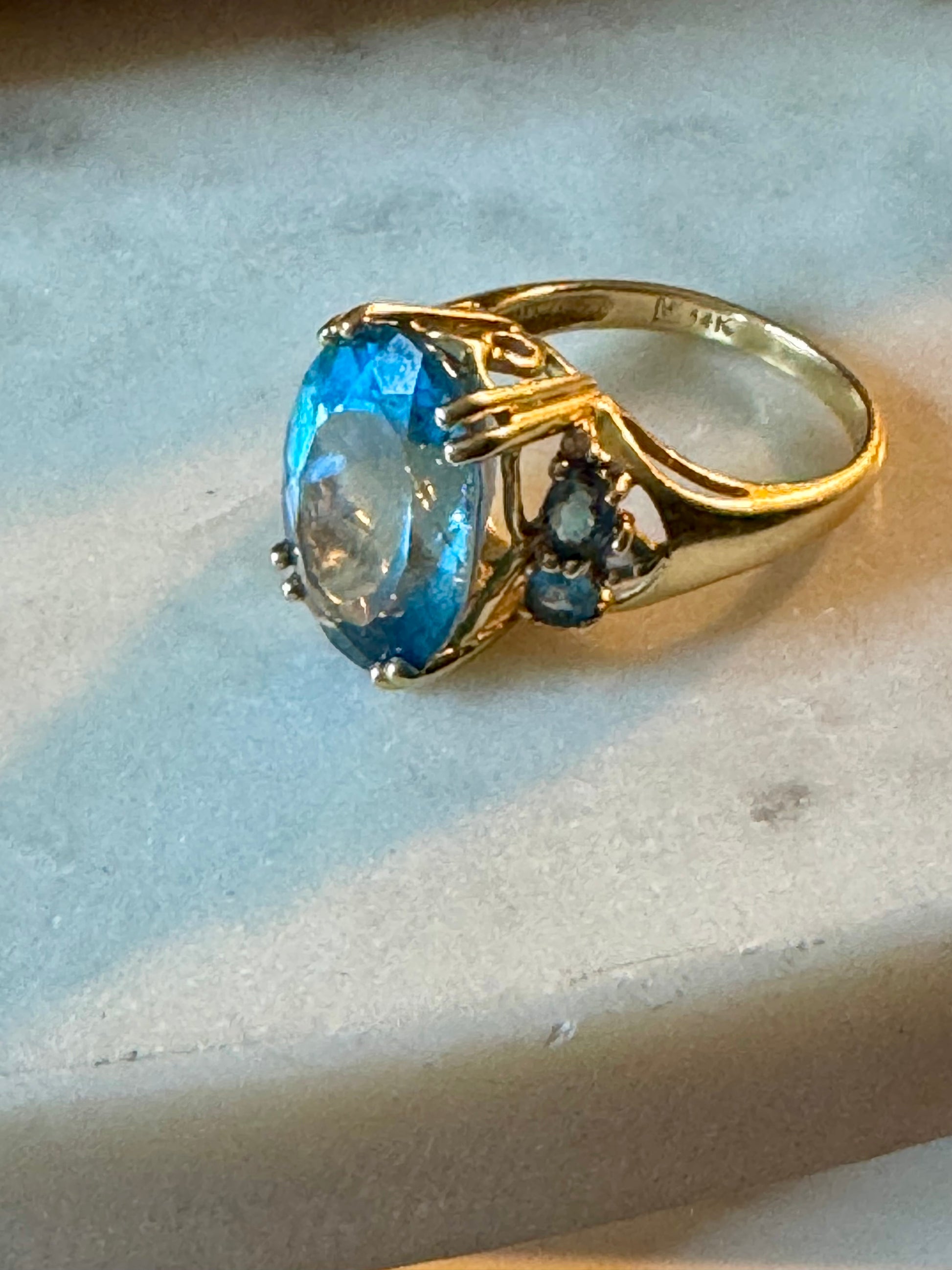 VINTAGE 14K Yellow Gold Blue Topaz Multi-Stone Ring Size 7 - JazzyJewelbyAmina 