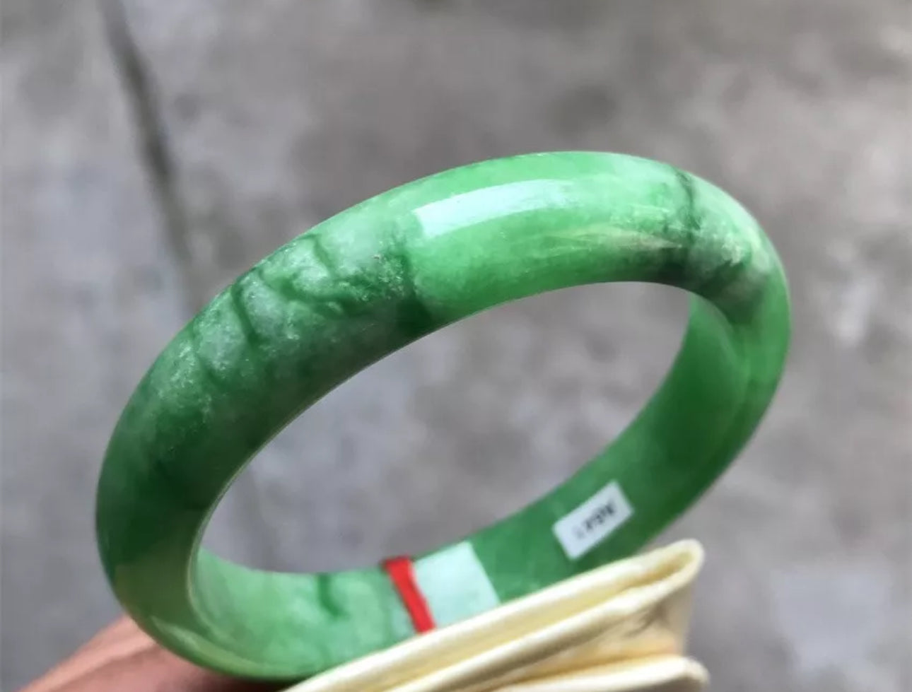 VINTAGE Medium Jadeite Green Jade Bangle Size 59mm Emerald Green D641 - JazzyJewelbyAmina 