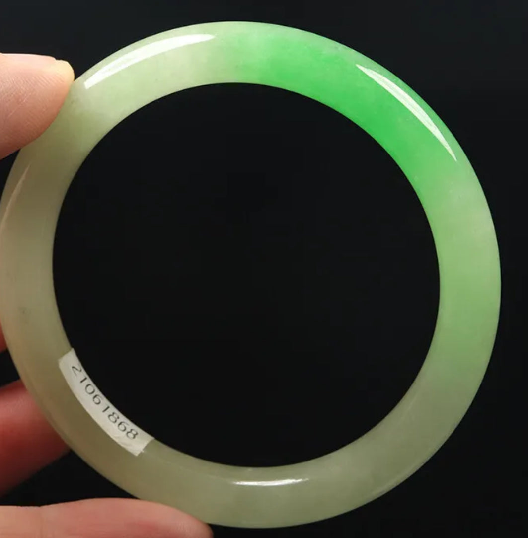 VINTAGE Large Jadeite Green Jade Bangle Size 63mm Round Princess Cut Ombré Green G868 - JazzyJewelbyAmina 