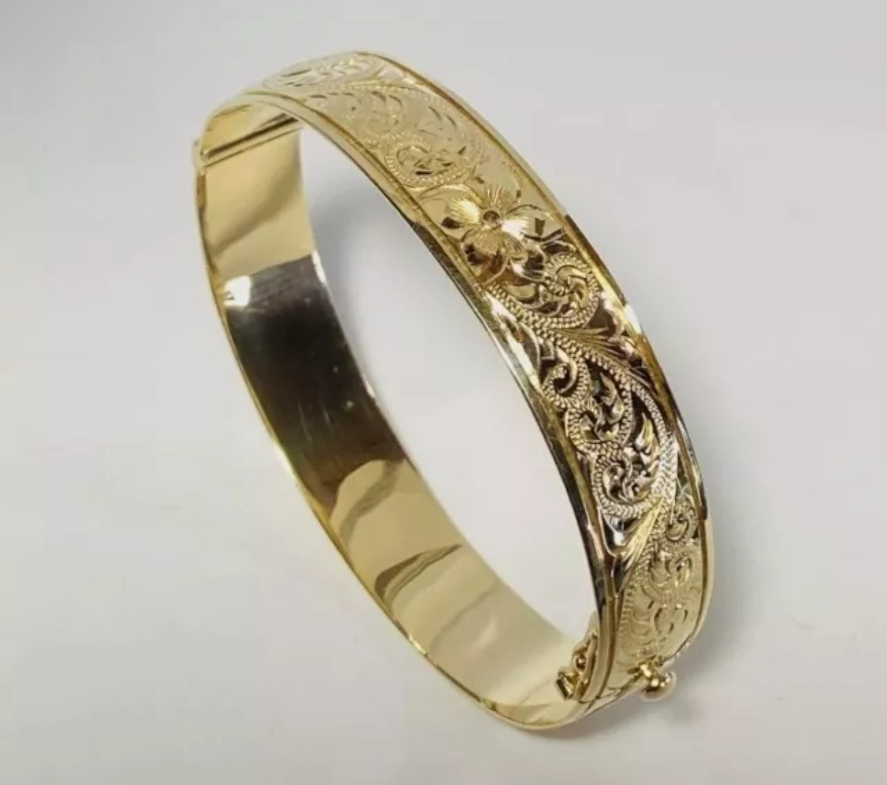 VINTAGE Na Hoku 12mm Hawaiian Heirloom Royal Scroll-Around Hinged Bangle Bracelet