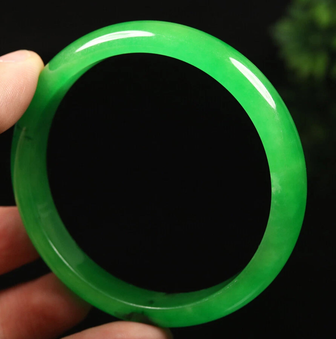 VINTAGE Large Jadeite Green Jade Bangle Size 62.5 mm Emerald Green w/ Hint of Black! A663 - JazzyJewelbyAmina 