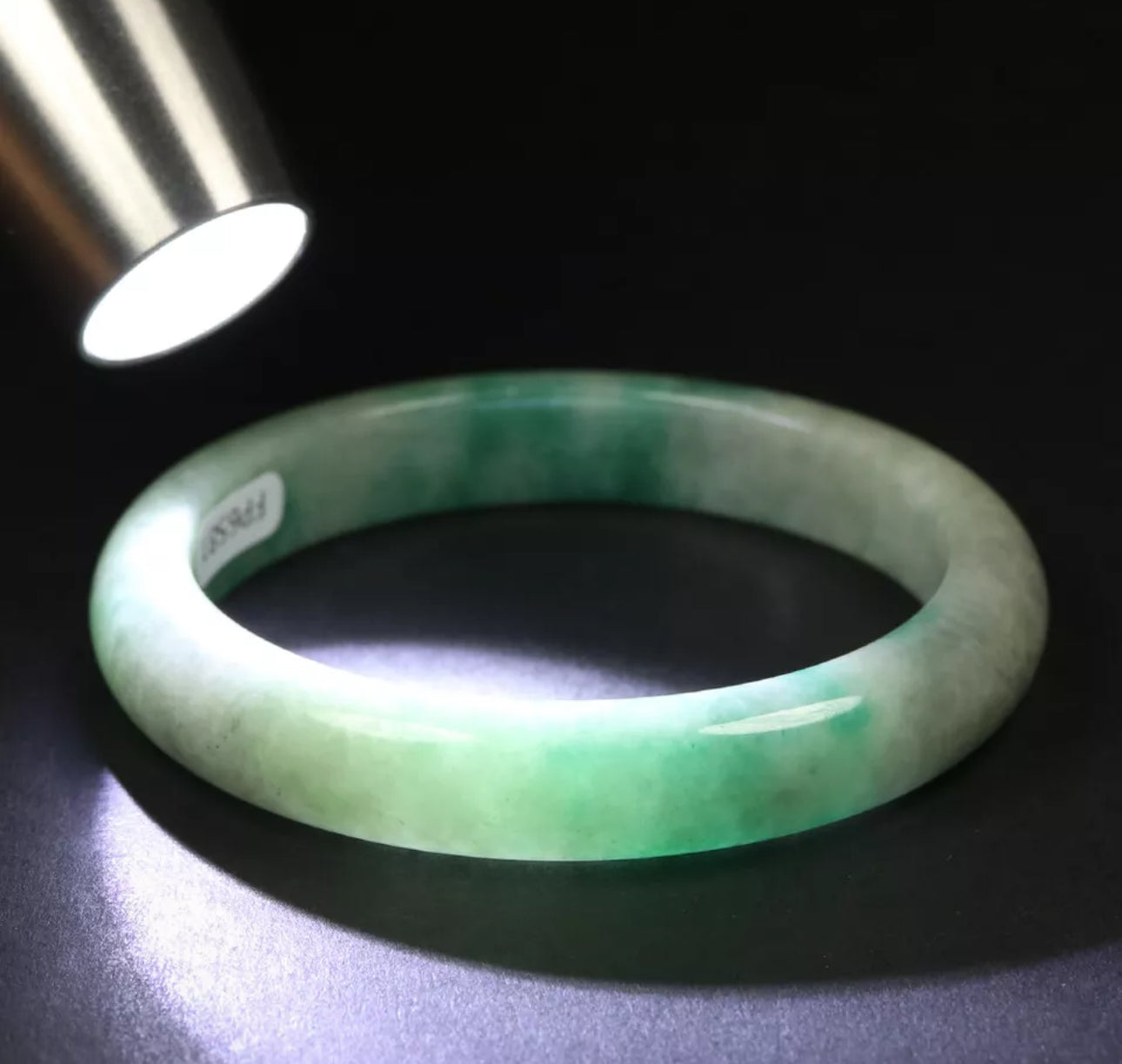 VINTAGE Small Jadeite Green/White Jade Bangle Size 56mm O581 - JazzyJewelbyAmina 