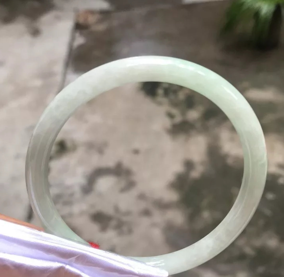 VINTAGE Large Jadeite Green Icy Jade Bangle Size 60.3 mm Round Princess Thin Cut D509 - JazzyJewelbyAmina 