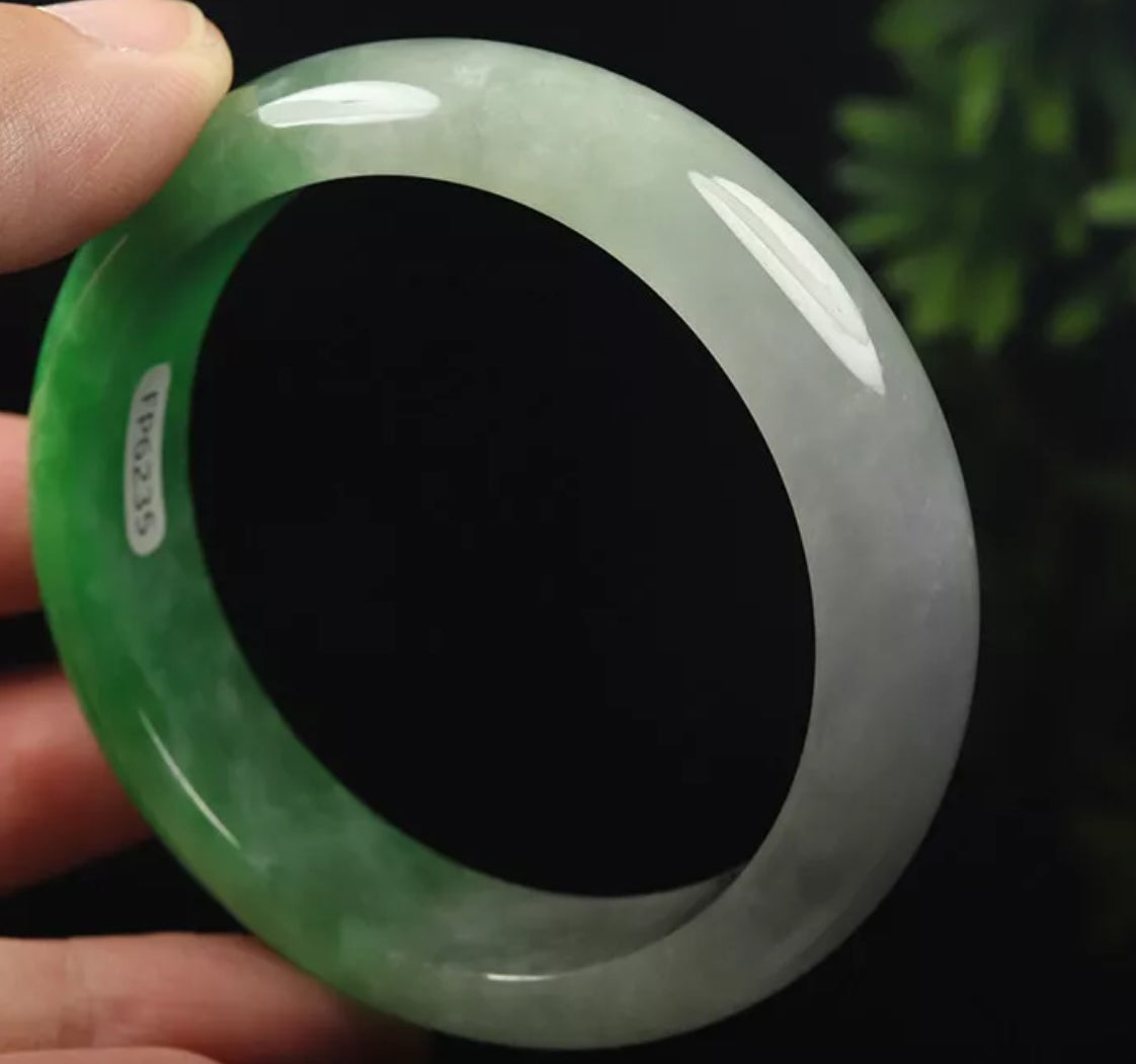 VINTAGE Medium Jadeite Green/Faint Lavender Jade Bangle Size 59mm N523 - JazzyJewelbyAmina 