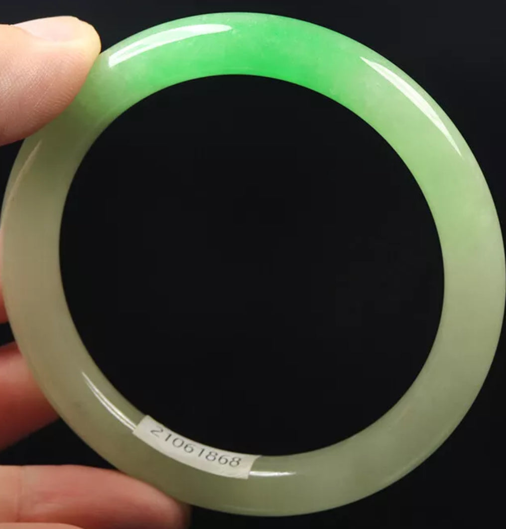 VINTAGE Large Jadeite Green Jade Bangle Size 63mm Round Princess Cut Ombré Green G868 - JazzyJewelbyAmina 