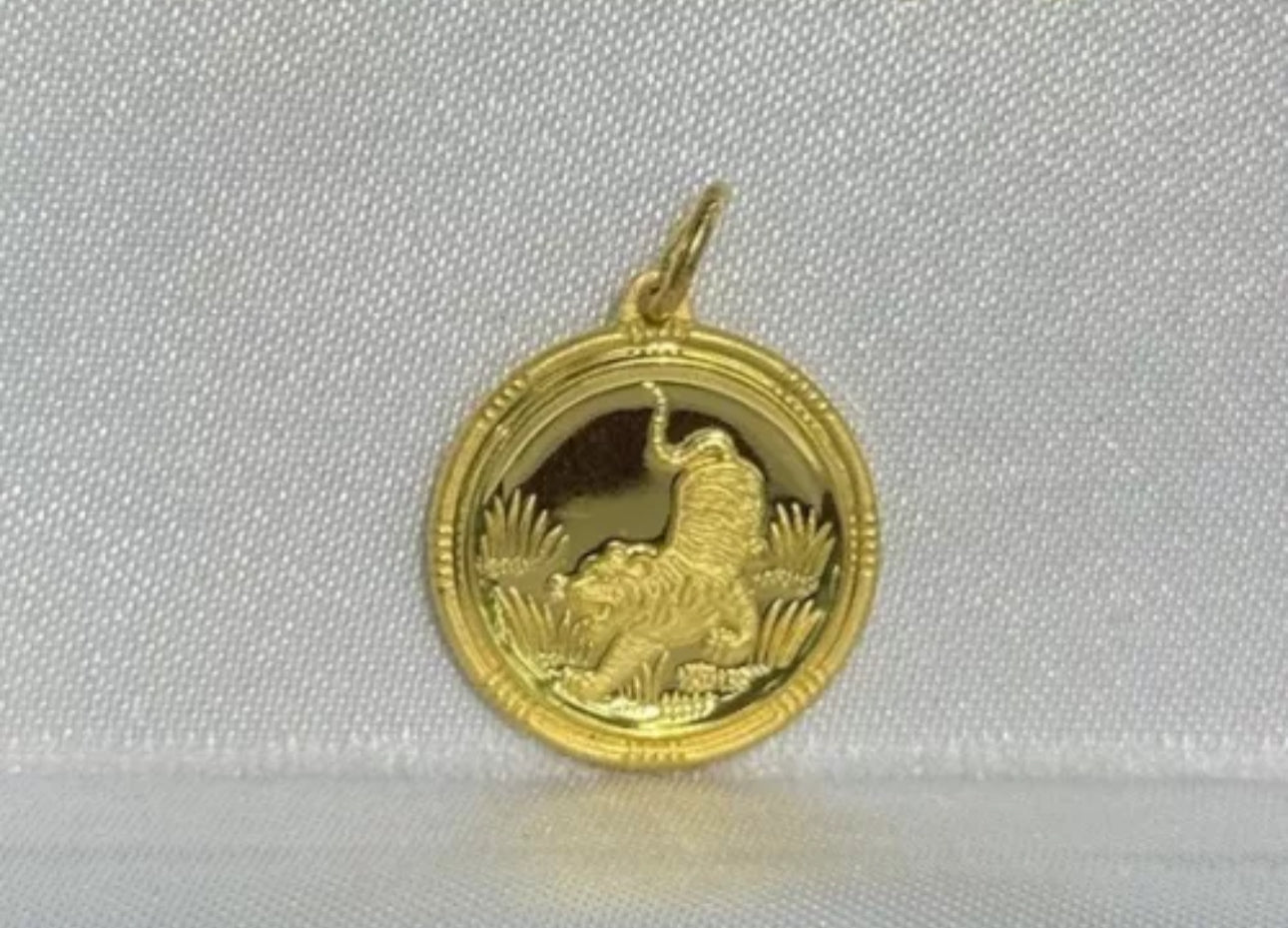 24K Yellow Gold Tiger Zodiac Round Pendant 3.86g - Fine Gold Prosperity Piece - JazzyJewelbyAmina 