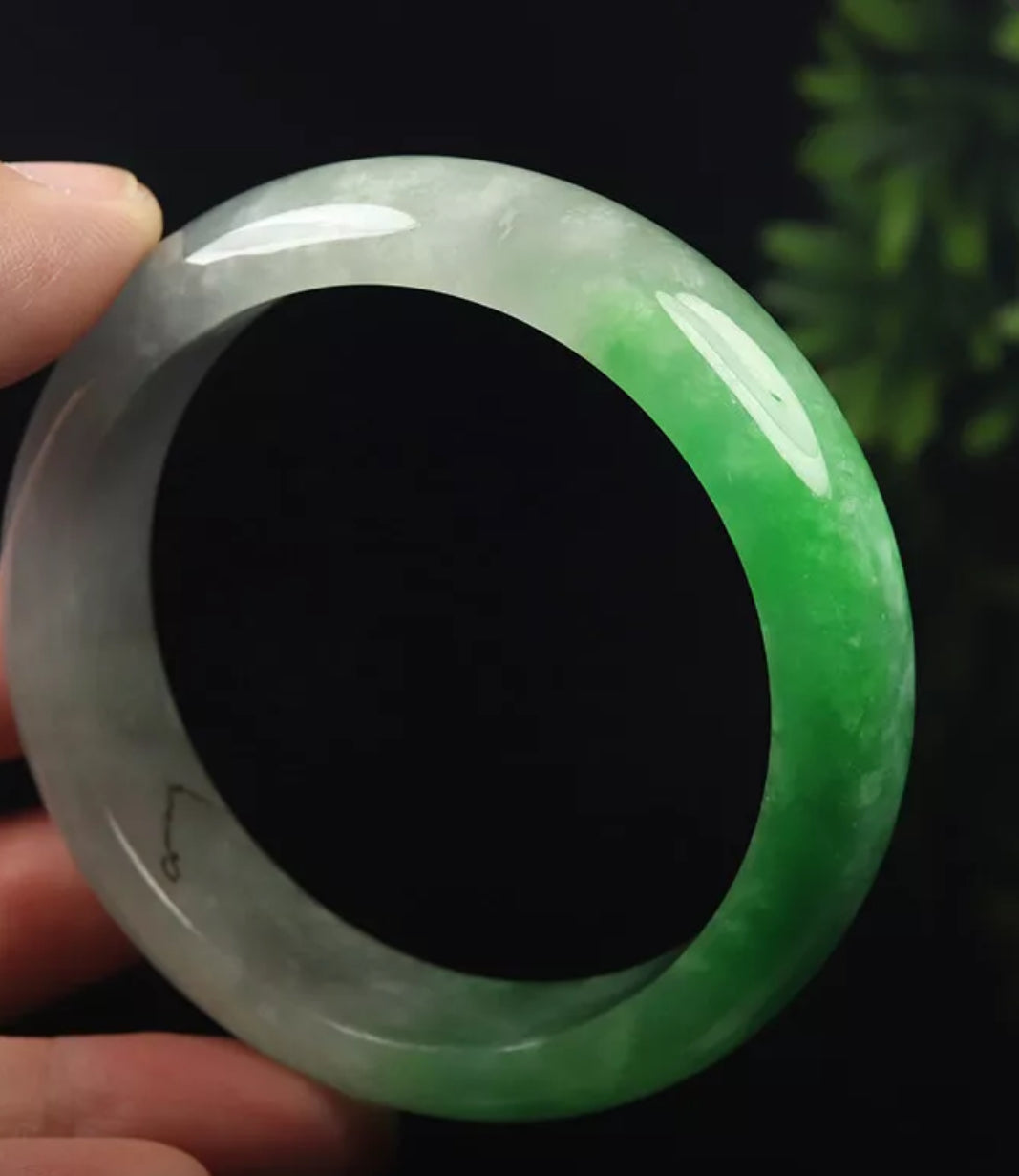 VINTAGE Medium Jadeite Green/Faint Lavender Jade Bangle Size 59mm N523 - JazzyJewelbyAmina 