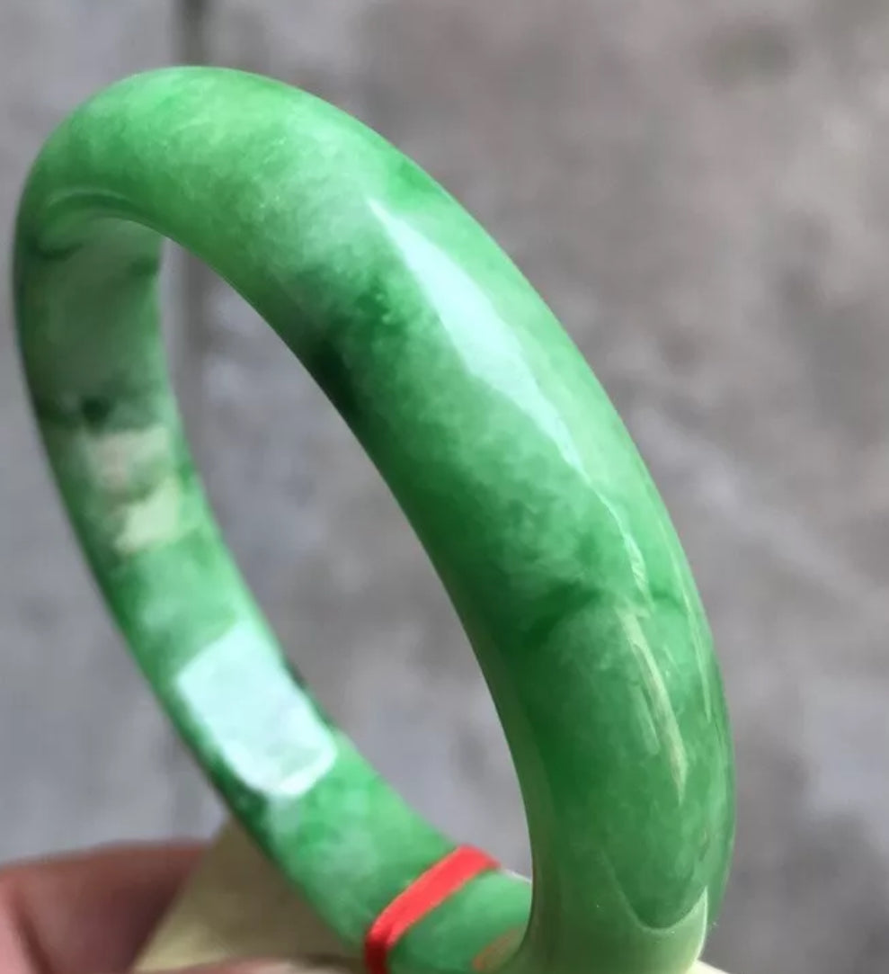 VINTAGE Medium Jadeite Green Jade Bangle Size 59mm Emerald Green D641 - JazzyJewelbyAmina 