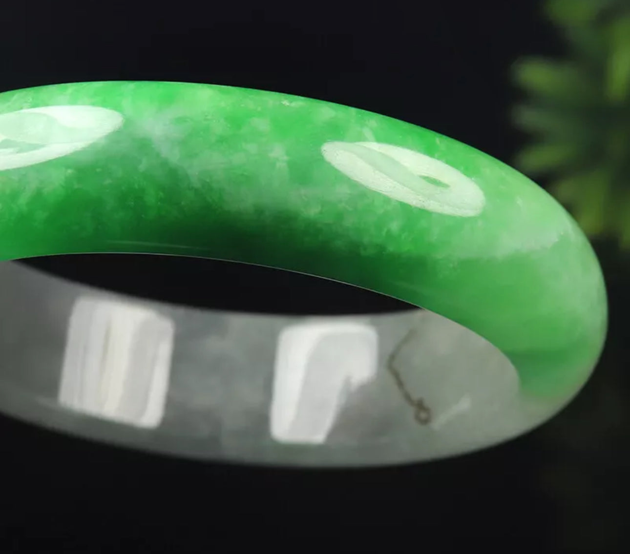 VINTAGE Medium Jadeite Green/Faint Lavender Jade Bangle Size 59mm N523 - JazzyJewelbyAmina 