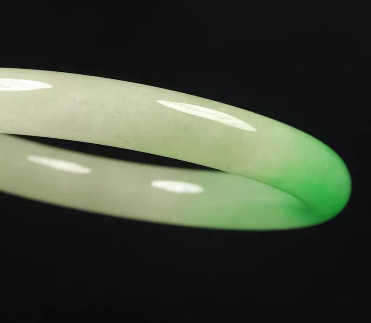 VINTAGE Large Jadeite Green Jade Bangle Size 63mm Round Princess Cut Ombré Green G868 - JazzyJewelbyAmina 