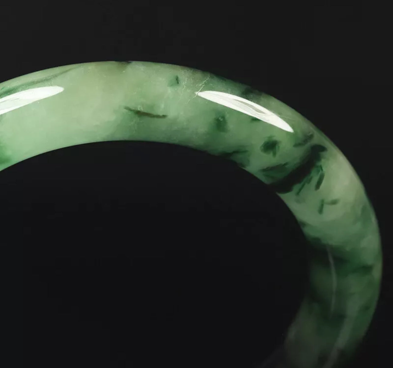 VINTAGE Medium Jadeite Green / Black Jade Bangle Size 57mm Round Princess Cut O533 - JazzyJewelbyAmina 