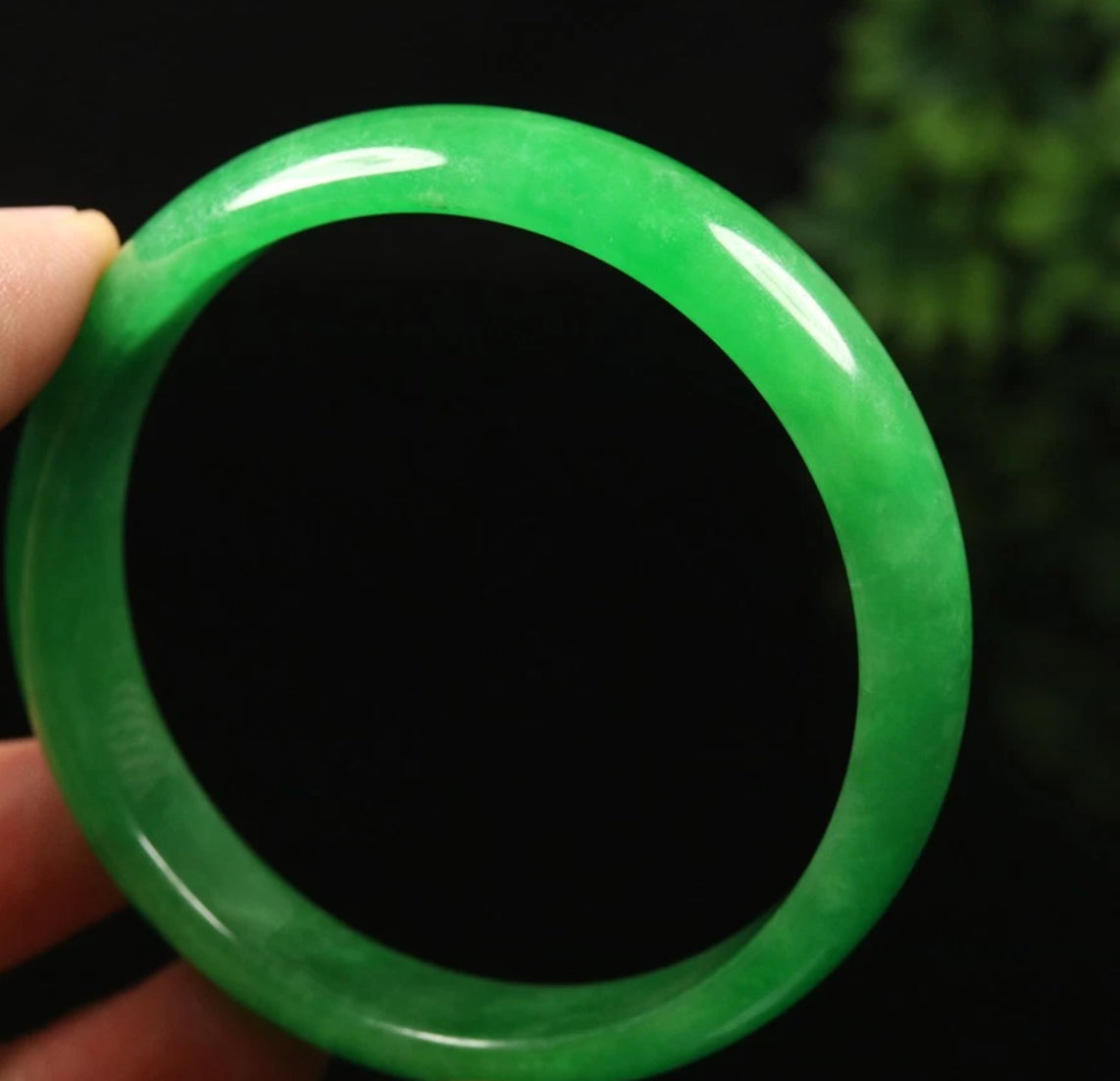 VINTAGE Large Jadeite Emerald Green Jade Bangle Size 61MM Y751