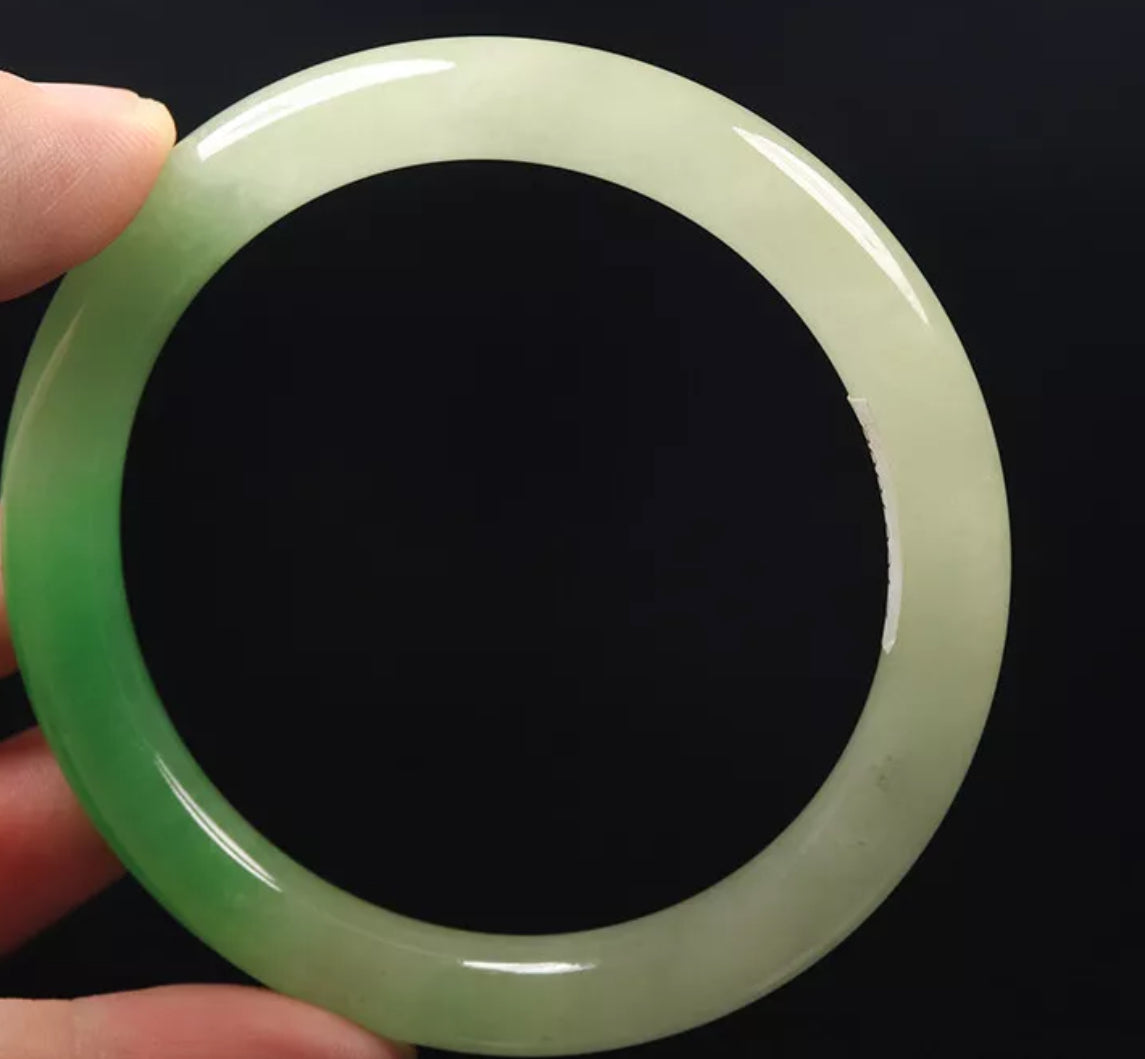 VINTAGE Large Jadeite Green Jade Bangle Size 63mm Round Princess Cut Ombré Green G868 - JazzyJewelbyAmina 