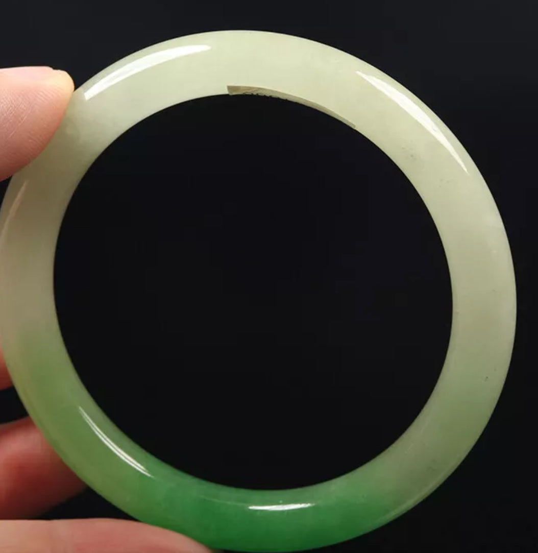VINTAGE Large Jadeite Green Jade Bangle Size 63mm Round Princess Cut Ombré Green G868 - JazzyJewelbyAmina 